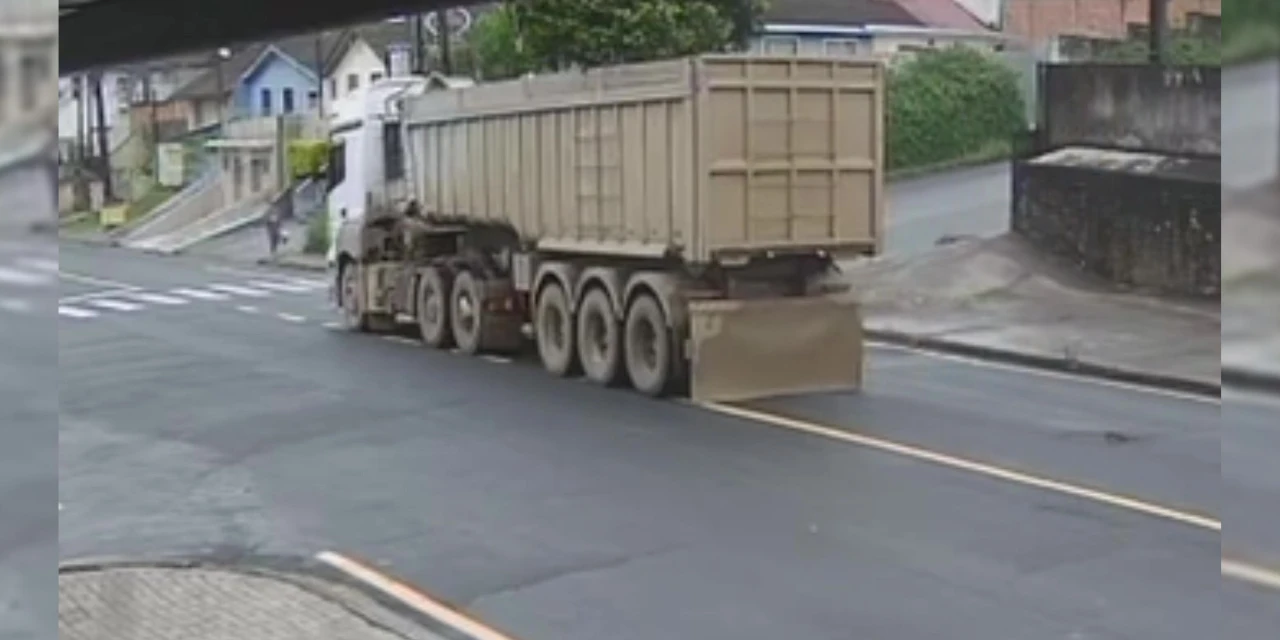 VÍDEO: Moto derrapa e quase vai parar embaixo de caminhão em Ponta Grossa