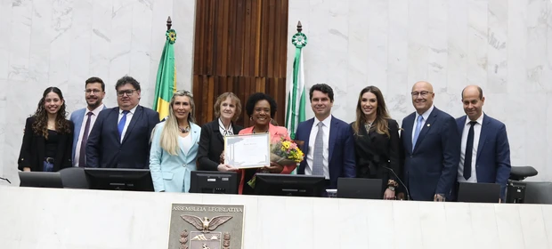 Deputada Luciana Rafagnin entrega menção honrosa a Dulcineia Novaes por 44 anos de referência no jornalismo brasileiro