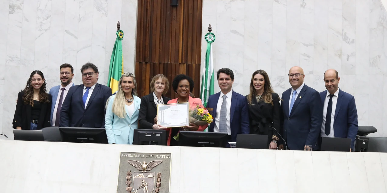 Deputada Luciana Rafagnin entrega menção honrosa a Dulcineia Novaes por 44 anos de referência no jornalismo brasileiro