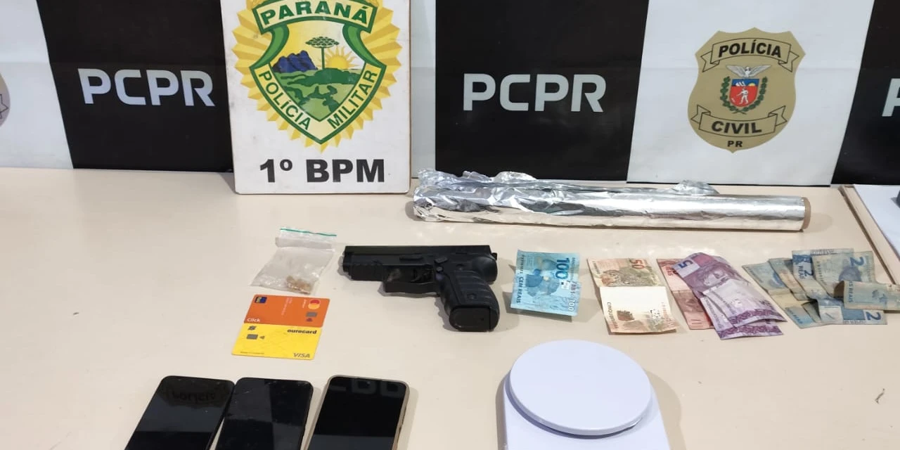 Dupla é flagrada fracionando porções de crack para vender e acaba presa em Piraí do Sul