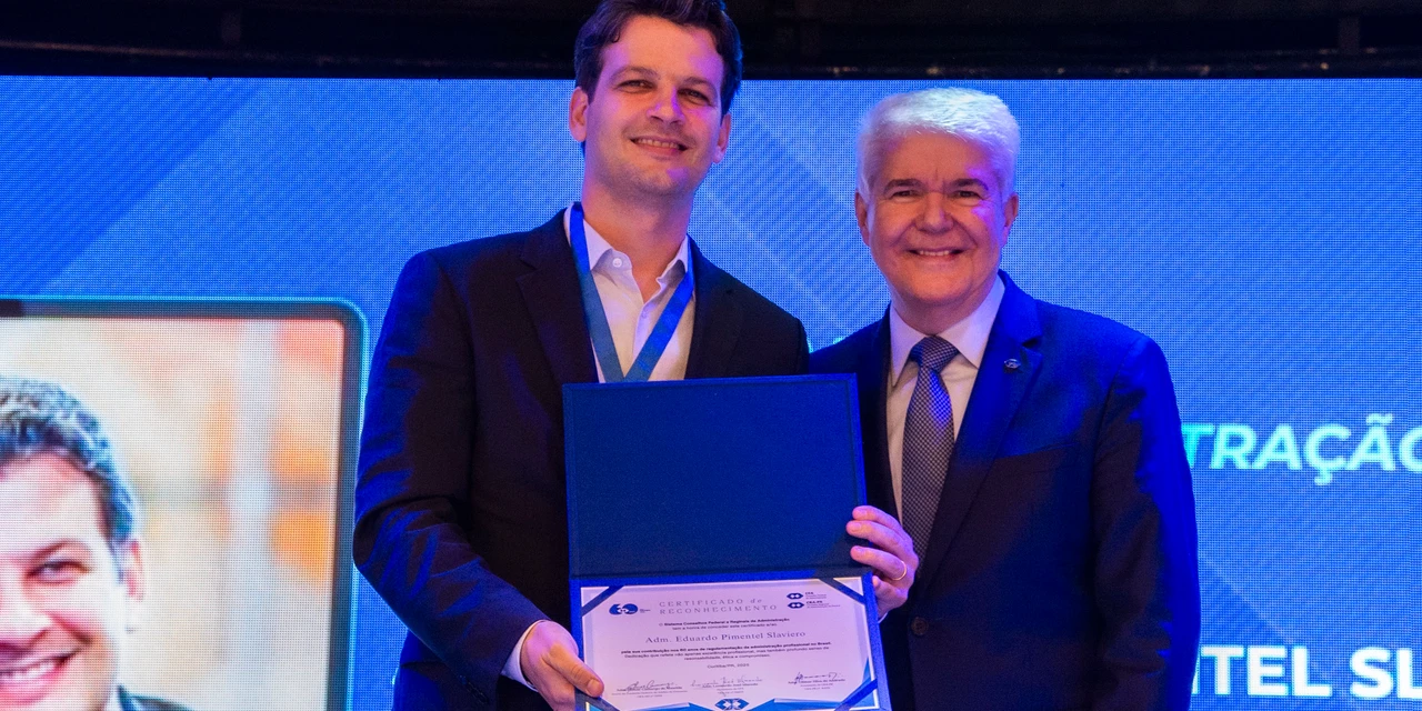 Pimentel recebe homenagem do Conselho Regional de Administração do Paraná