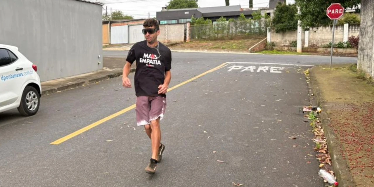 Homem que anda de costas pelas ruas de Ponta Grossa revela motivação