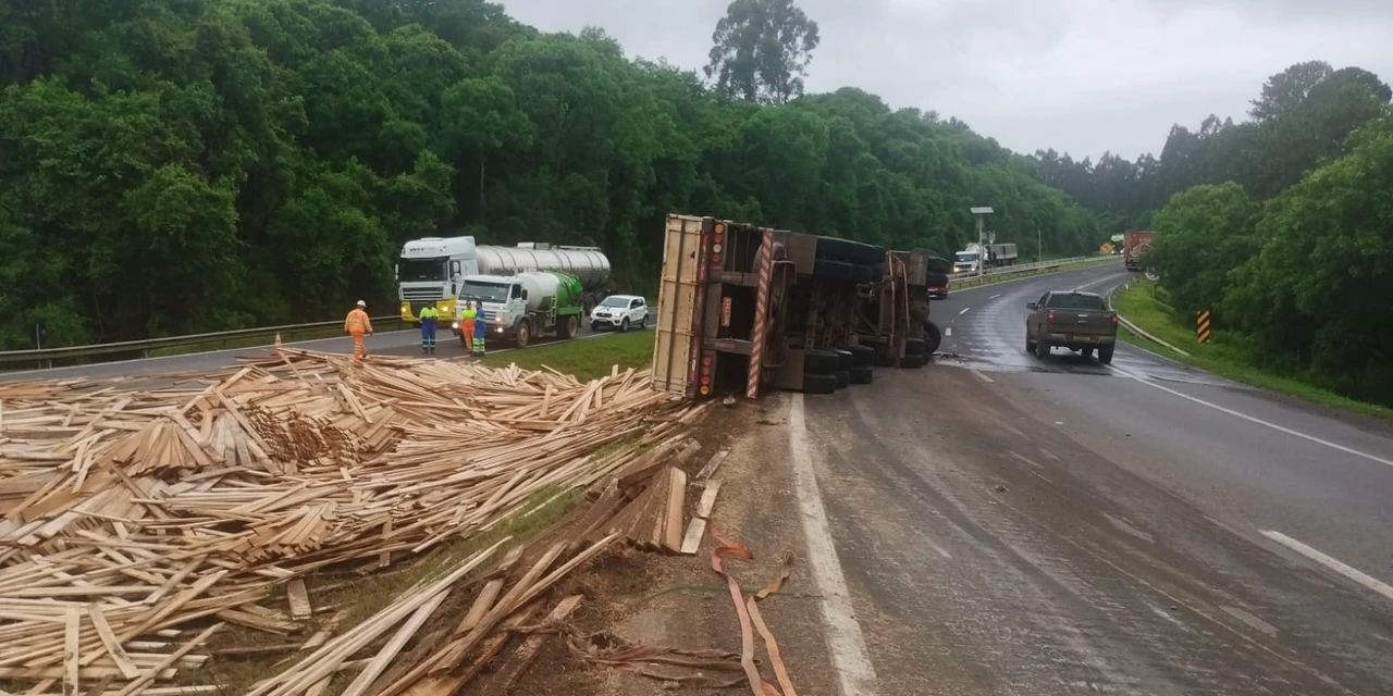 Caminhão carregado de tábuas de madeira tomba e deixa motorista ferido na região