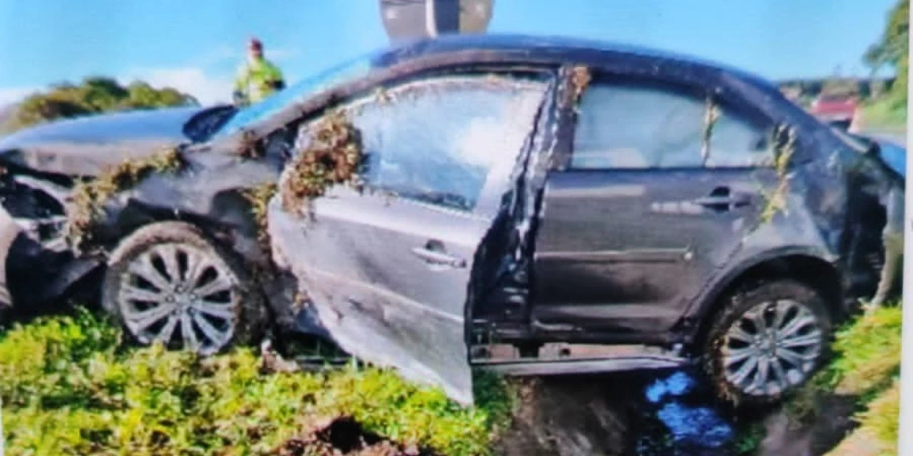 Carro invade canteiro central após colisão em rodovia de Carambeí