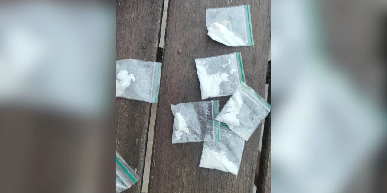 Após prisão de casal por tráfico, vizinho encontra drogas jogadas em seu terreno em Ponta Grossa