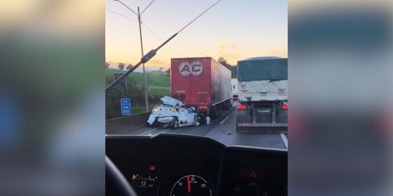 Três pessoas morrem após carro ser prensado entre caminhões na BR-376