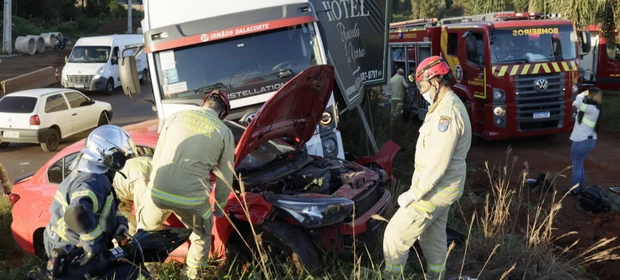 Colisão entre carro e caminhão deixa motorista preso no veículo na BR-151 em Ponta Grossa