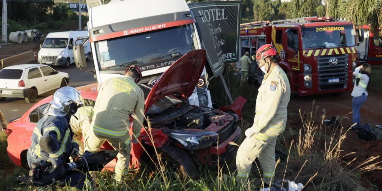 Colisão entre carro e caminhão deixa motorista preso no veículo na BR-151 em Ponta Grossa