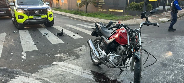 Motociclista fica ferido em colisão com caminhonete no bairro Oficinas, em Ponta Grossa