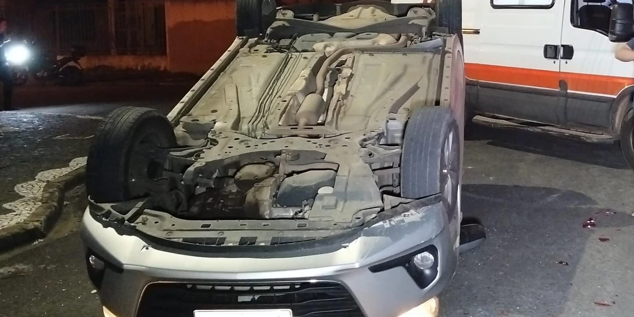 Veículo capota após colisão e motorista é socorrido em bairro de PG
