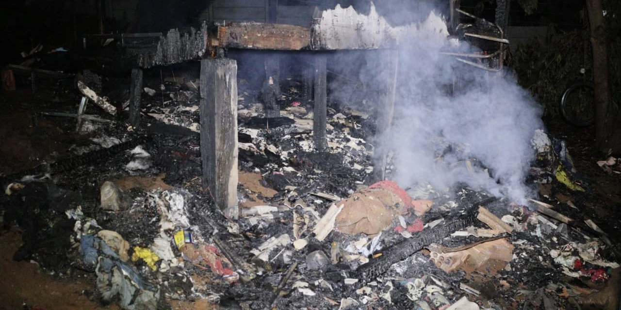 Fogo destrói residência em vila de Ponta Grossa; veja imagens