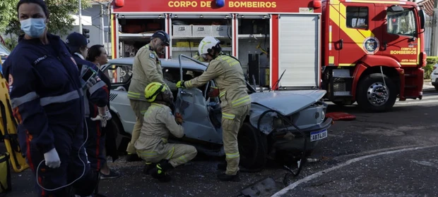 Caminhonete fura sinal vermelho e causa grave acidente no centro de Ponta Grossa