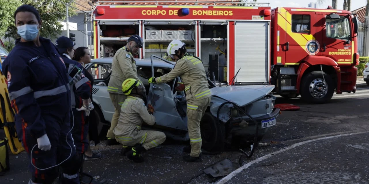 Caminhonete fura sinal vermelho e causa grave acidente no centro de Ponta Grossa
