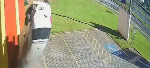 Vídeo: Motorista é fechado no trânsito e despenca de viaduto em Curitiba