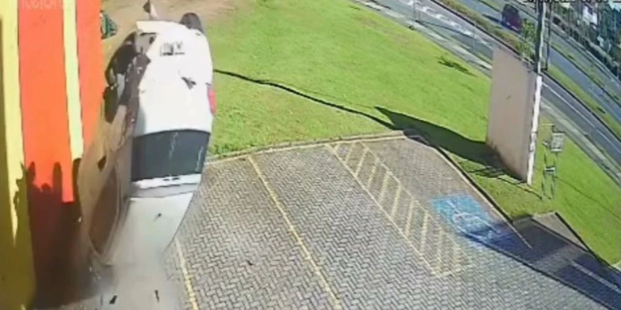 Vídeo: Motorista é fechado no trânsito e despenca de viaduto em Curitiba