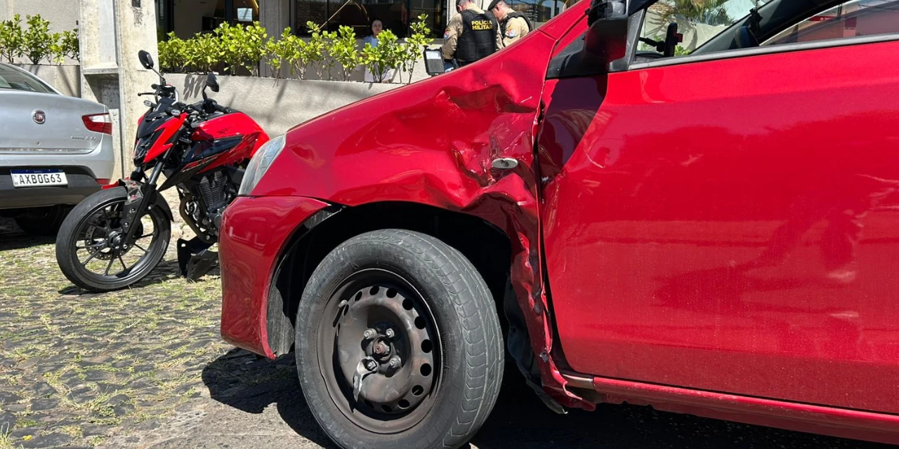 Colisão entre motocicleta e carro ocorre no centro de Ponta Grossa