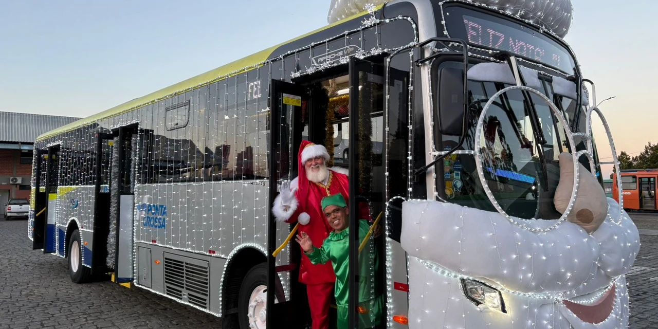 Ônibus do Papai Noel começa a circular pelas ruas de Ponta Grossa; veja fotos