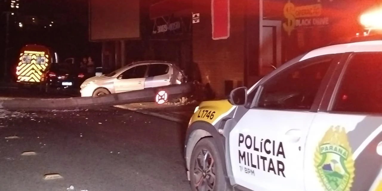 Carro colide contra poste na região central de PG e mobiliza equipes