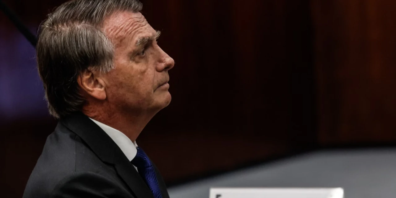 Bolsonaro tentou romper tornozeleira eletrônica antes de ser preso
