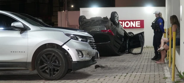 HB20 capota após atingir Equinox que furou sinal vermelho