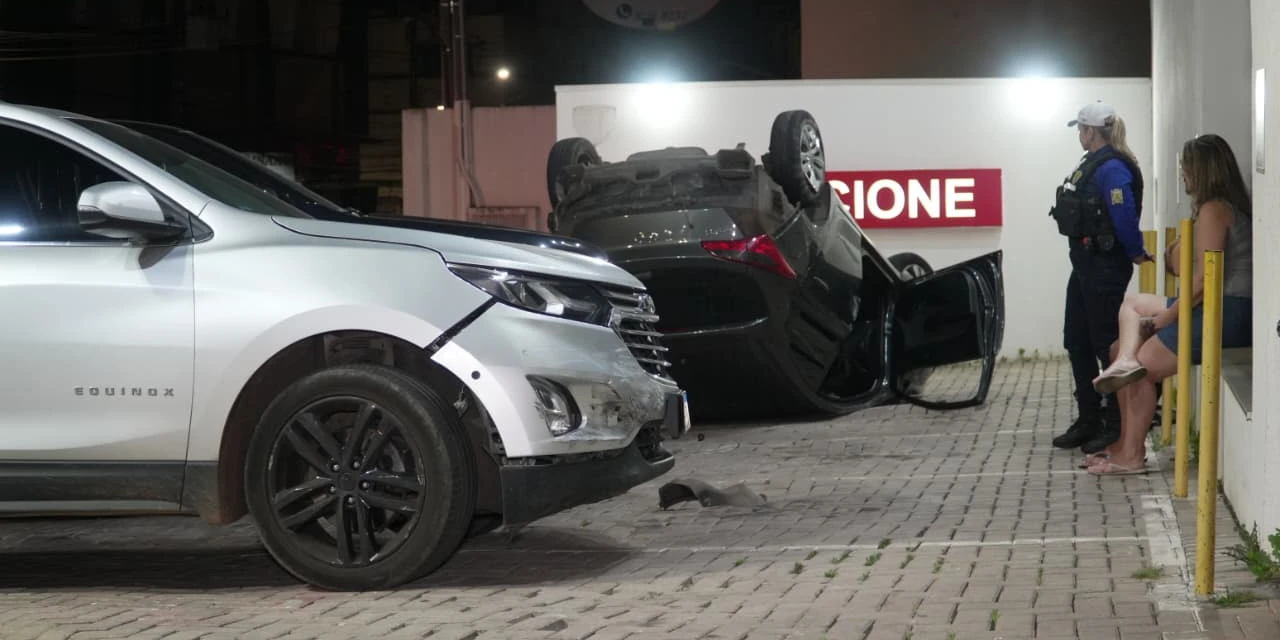 HB20 capota após atingir Equinox que furou sinal vermelho