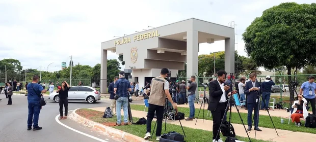 Alexandre de Moraes autoriza visita de Michelle a Jair Bolsonaro na PF