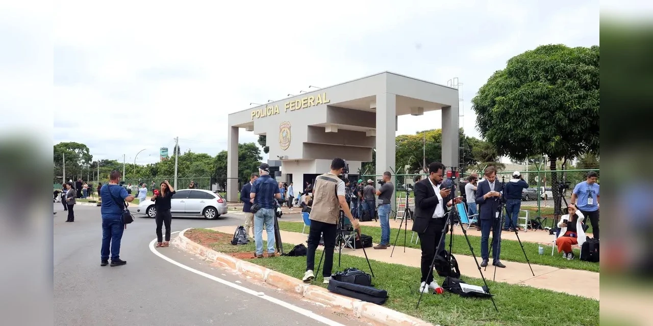 Alexandre de Moraes autoriza visita de Michelle a Jair Bolsonaro na PF