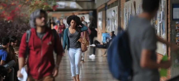 Concluintes de bacharelados e cursos de tecnologia fazem provas do Enade neste domingo (23)