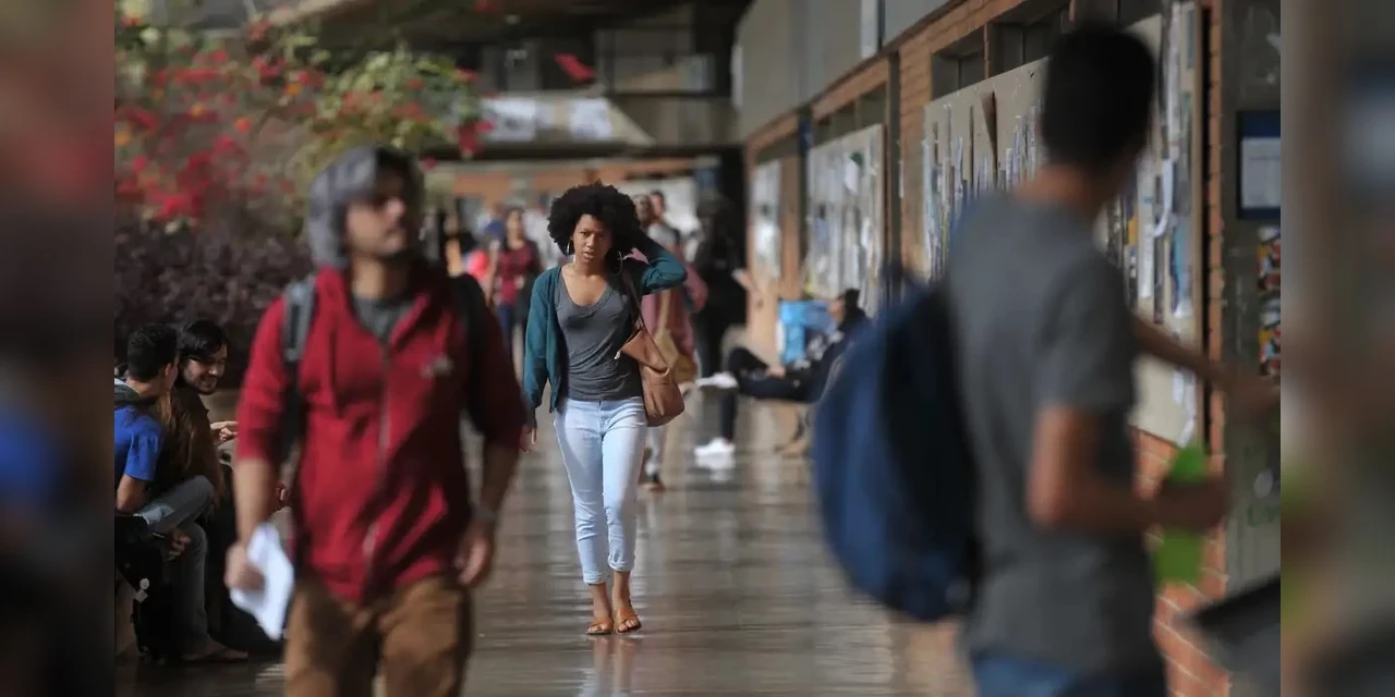 Concluintes de bacharelados e cursos de tecnologia fazem provas do Enade neste domingo (23)