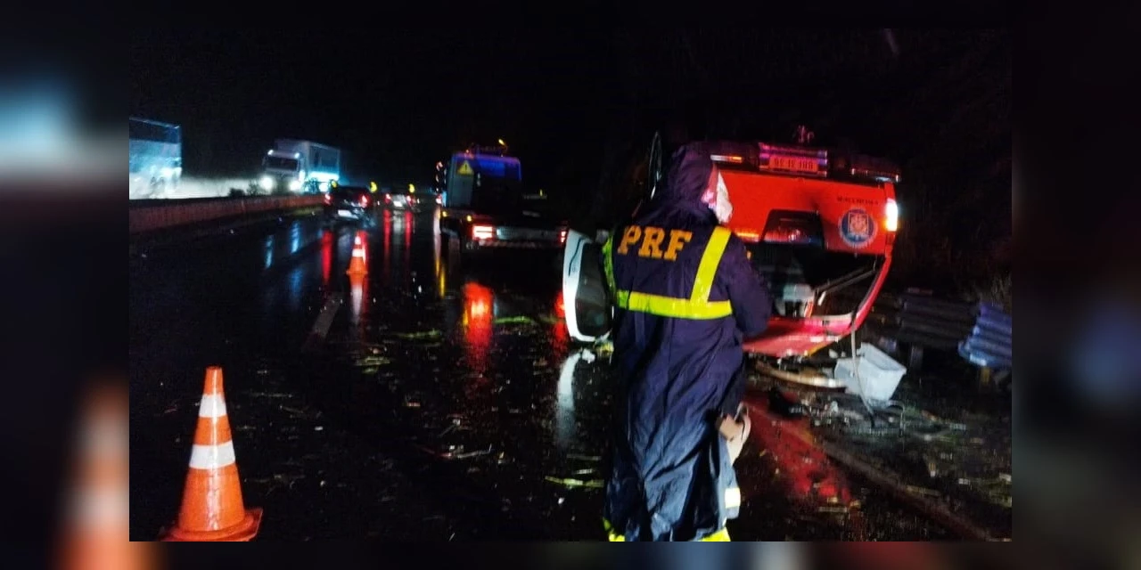 Viatura do Corpo de Bombeiros capota na BR-376 e deixa um homem ferido