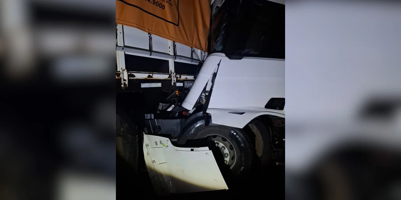 Fotos: Acidente entre caminhões na PR-092 deixa motorista ferido