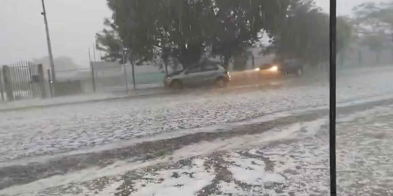 Temporal com granizo e rajadas de vento atingem várias regiões de Ponta Grossa nesta segunda-feira