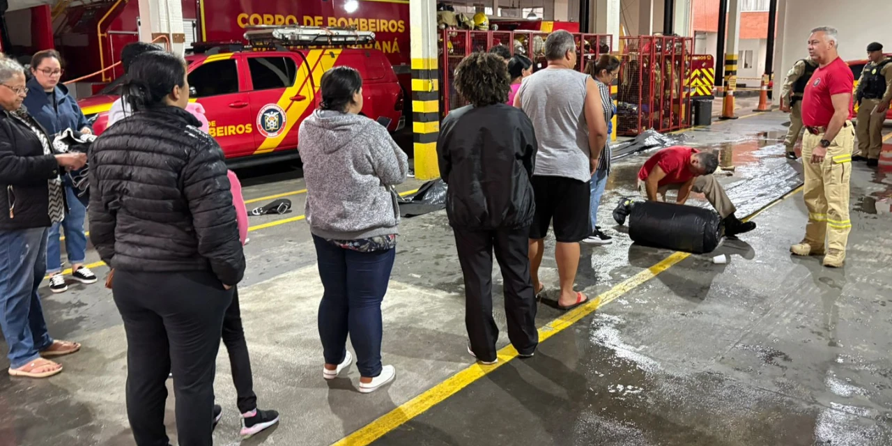 Temporal com granizo atinge Ponta Grossa e Bombeiros distribuem lonas a moradores afetados