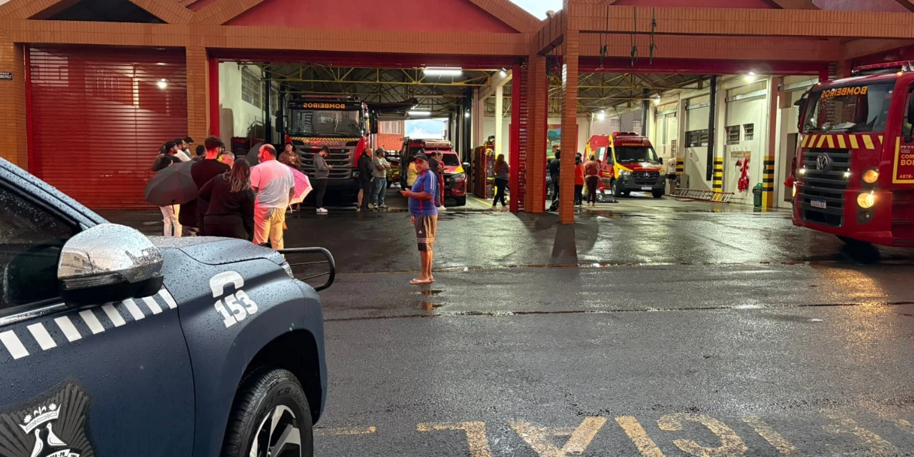 Bombeiros realizam ação emergencial para distribuir lonas após chuva de granizo em Ponta Grossa