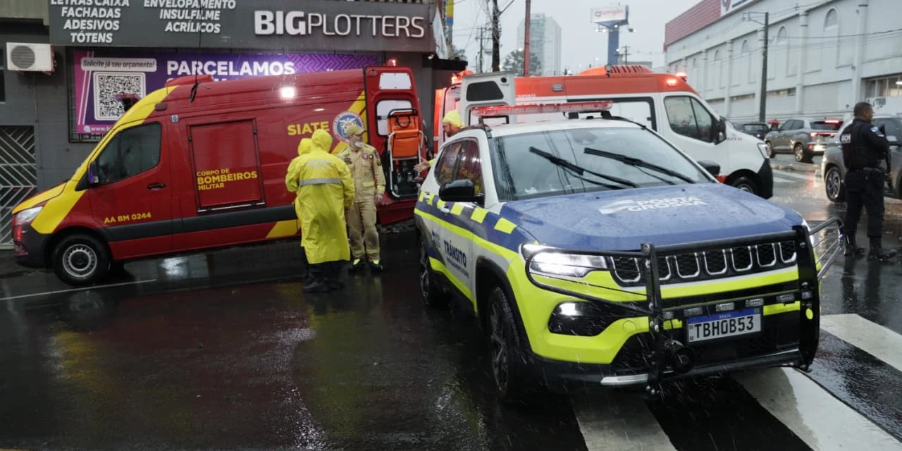 Homem é esfaqueado pela companheira e ambulância do Siate é atingida por carro durante atendimento em Ponta Grossa