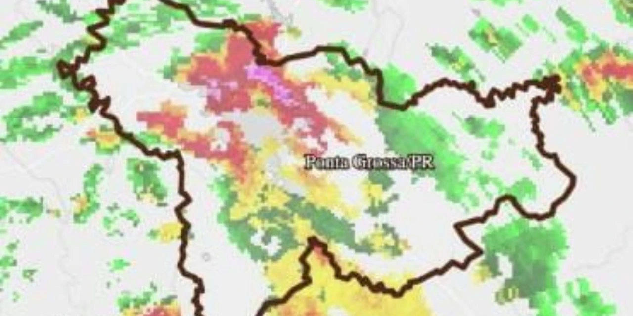 Radar mostra temporal passando por PG; Simepar explica como se forma este fenômeno climático