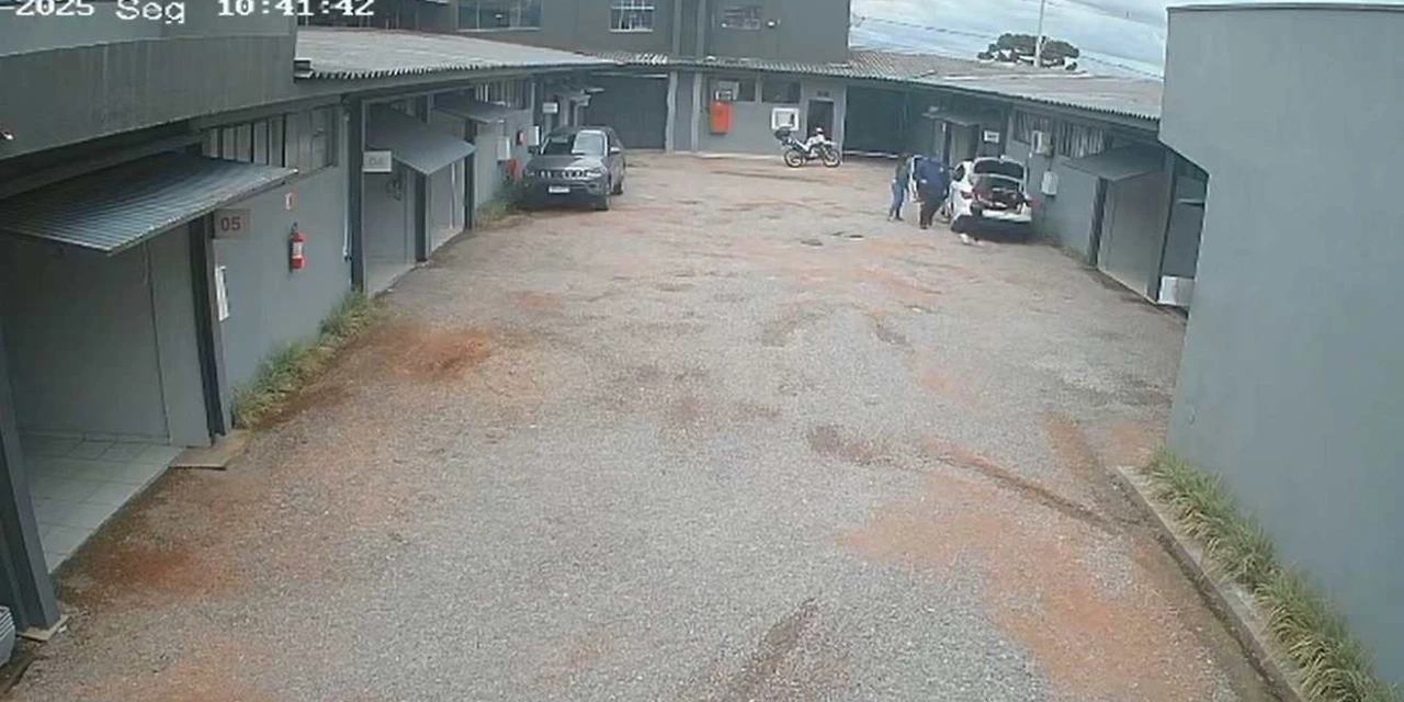 Homem é preso em motel com adolescentes e drogas; jovens tentaram se esconder no porta-malas do carro