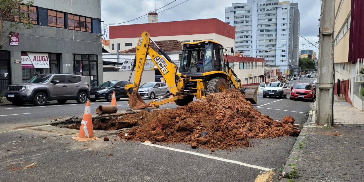Obras da Sanepar afetam trânsito no Centro de PG; saiba em quais vias
