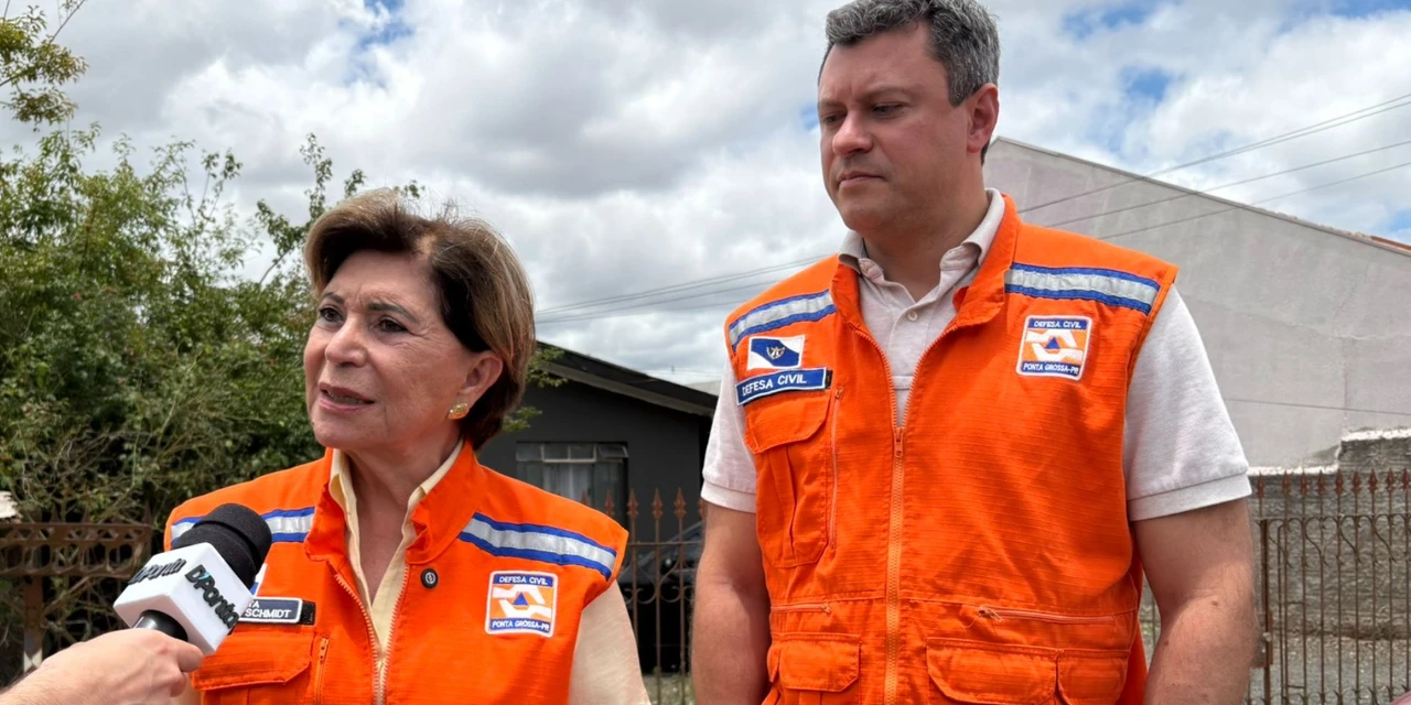 Autoridades auxiliam na reconstrução de telhados em diversas regiões de PG