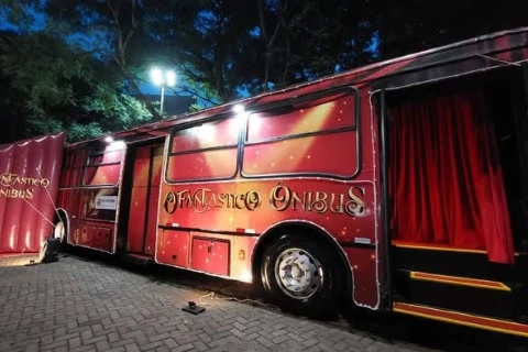 Lojas MM convida público para visitar ônibus com 'fábrica' do Papai Noel nesta terça