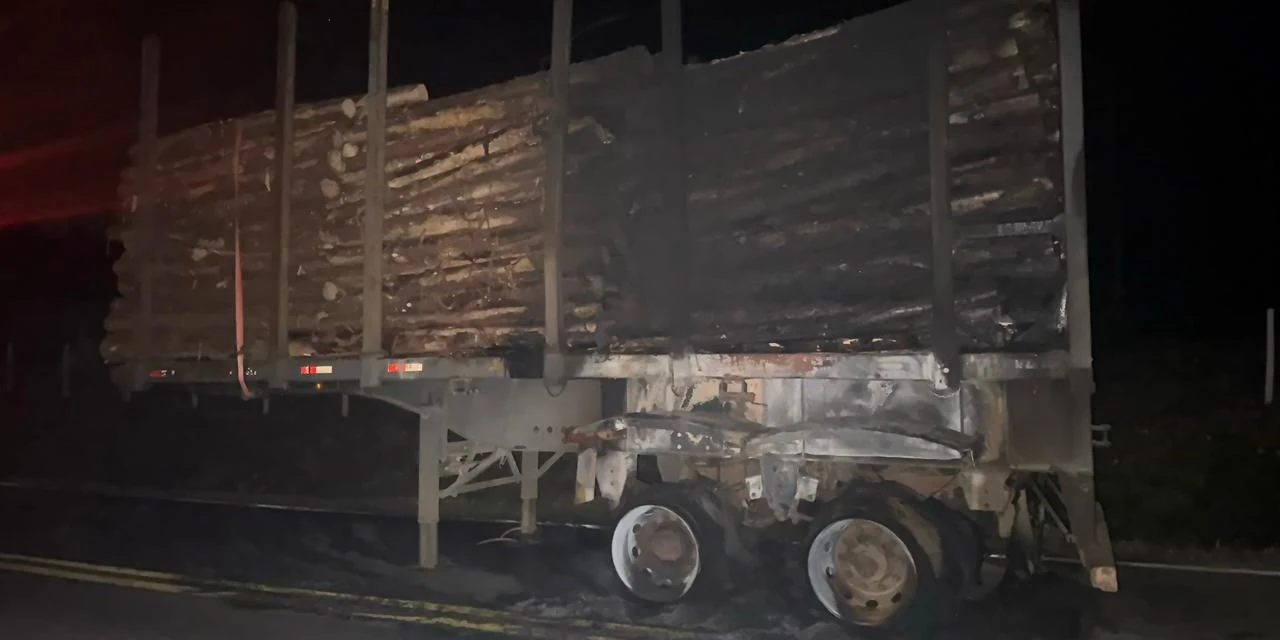 Incêndio atinge conjunto de veículos na PR-364