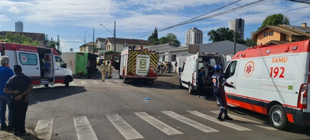 VÍDEO: Caminhão fura preferencial, bate em ônibus da Saúde e deixa feridos no Paraná