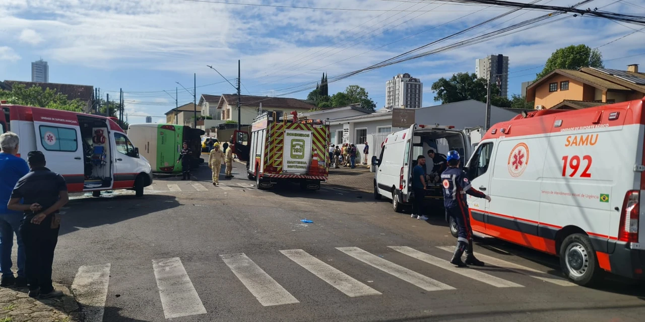 VÍDEO: Caminhão fura preferencial, bate em ônibus da Saúde e deixa feridos no Paraná