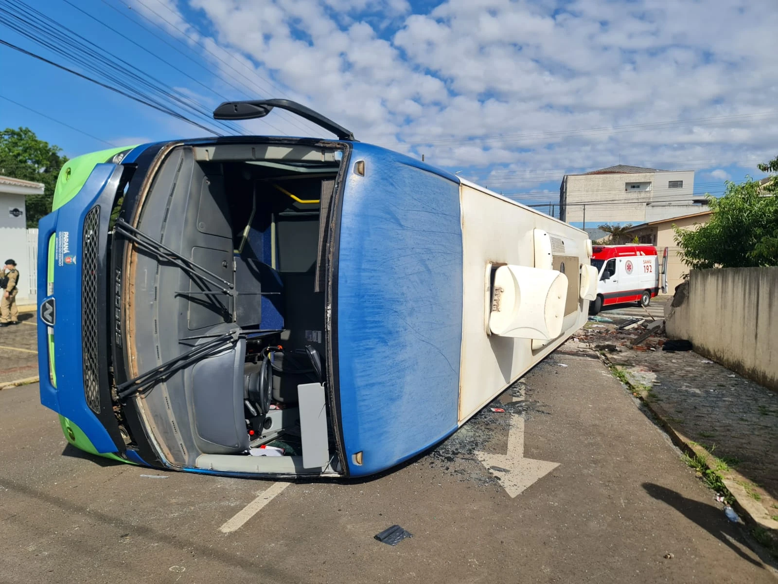 Ônibus envolvido é da Secretaria de Saúde de Turvo | Foto: Divulgação/Corpo de Bombeiros