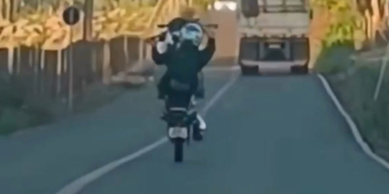 Vídeo mostra jovem empinando moto em via pública; veículo foi apreendido pela PCPR
