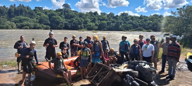 500kg de lixo são coletados das margens do Rio Tibagi em ação ambiental