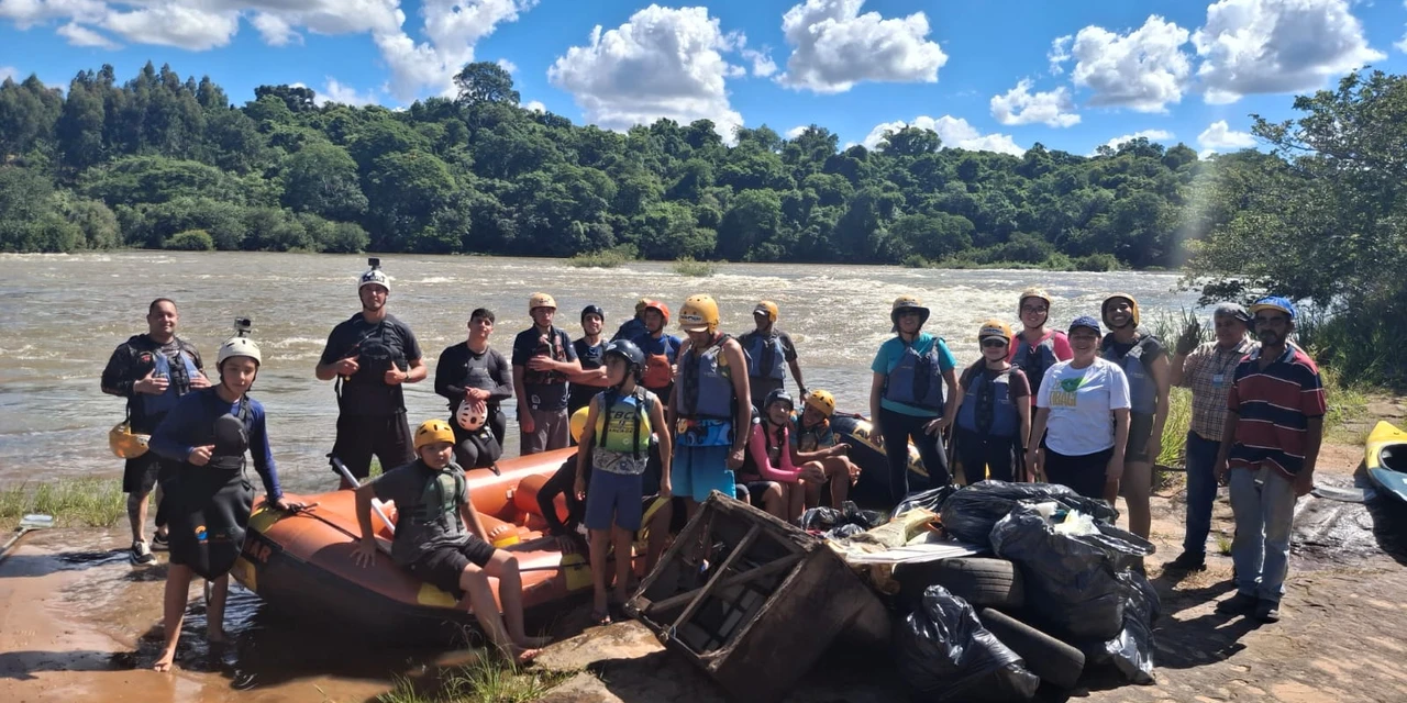 500kg de lixo são coletados das margens do Rio Tibagi em ação ambiental