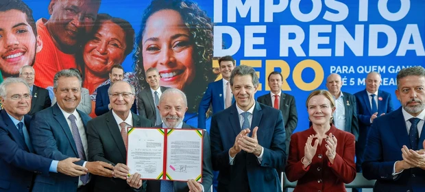 "Estamos corrigindo distorções históricas", afirma Gleisi Hoffmann sobre nova tabela do Imposto de Renda