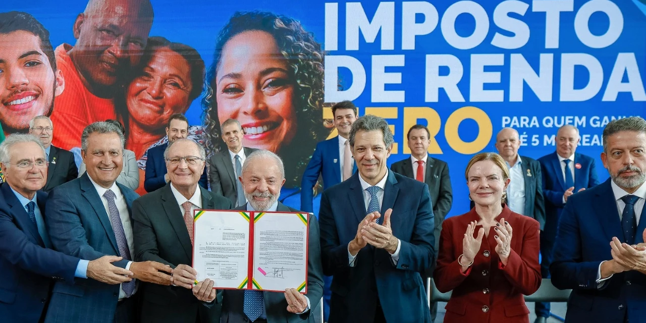 "Estamos corrigindo distorções históricas", afirma Gleisi Hoffmann sobre nova tabela do Imposto de Renda