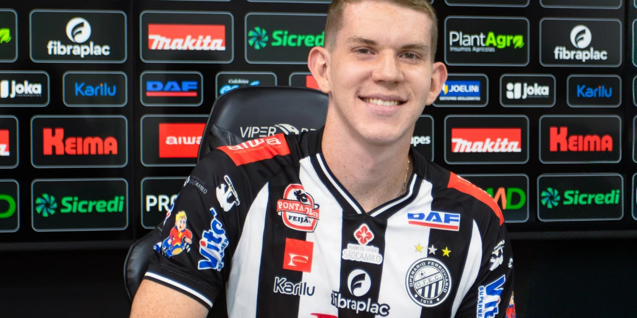 Pentacampeão Ricardinho celebra estreia profissional do filho Bernardo pelo Operário